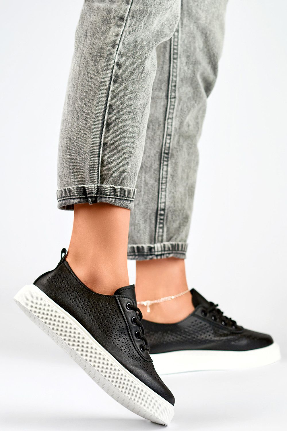 Stylish Eco-friendly Leather Sneakers for Women in black, perfect for casual outings. Ideal for spring and summer wear.