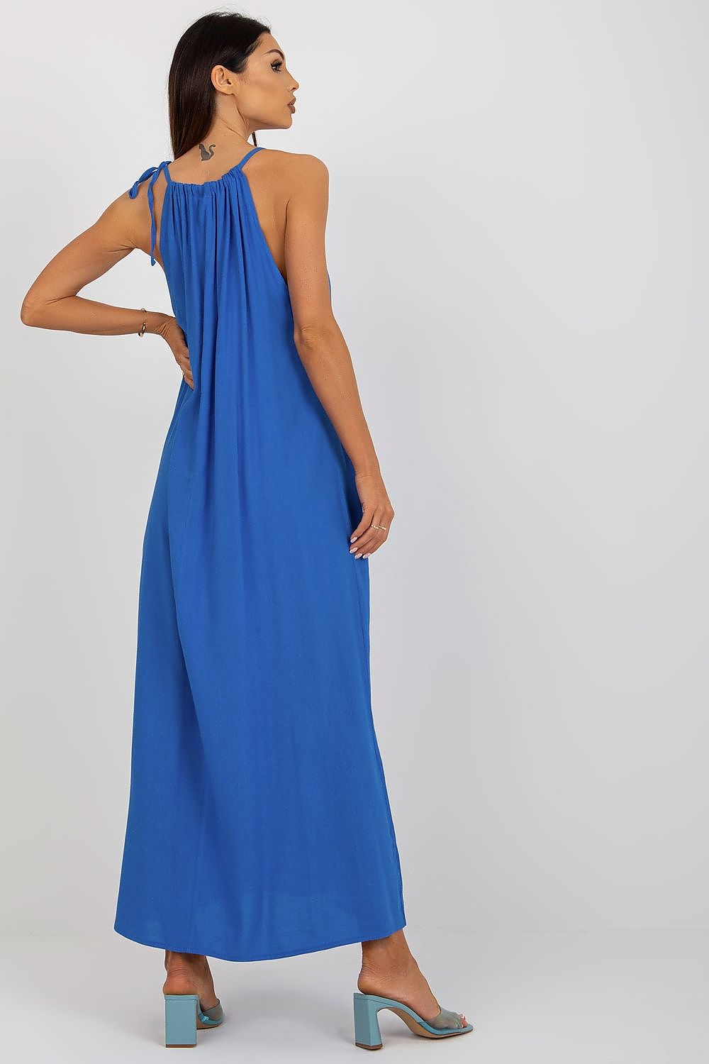 Casual Sleeveless Maxi Dress with a Loose Cut on Tied Straps, perfect for summer days and effortless style.