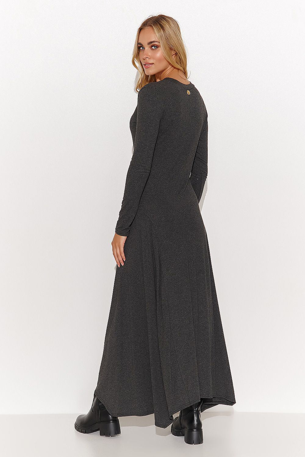 Long Sleeve Maxi Dress for Women with Elegant Neckline, featuring a fitted top and flared bottom for comfort and style.