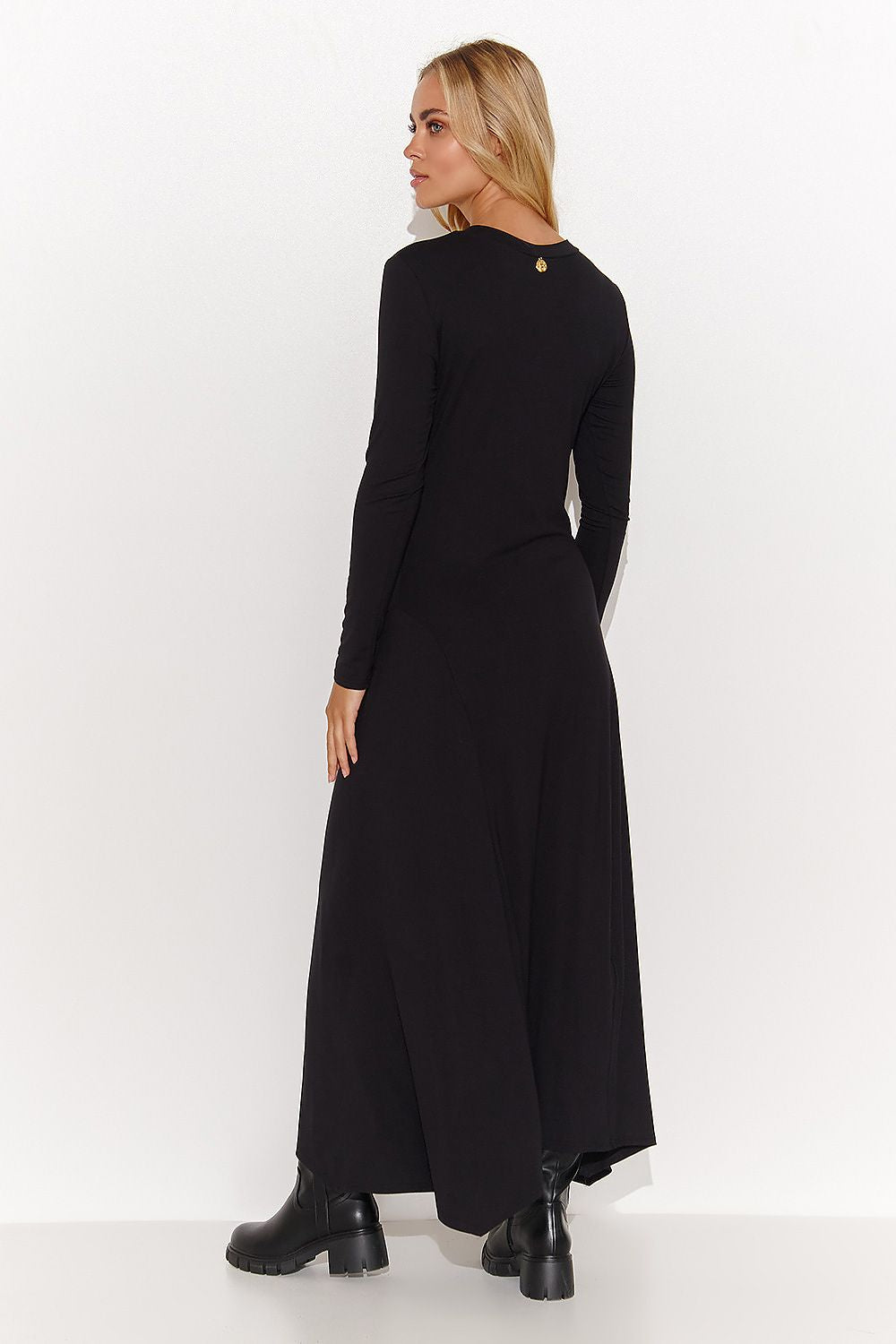 Long Sleeve Maxi Dress for Women with Elegant Neckline, offering comfort and style with a flared bottom for movement.