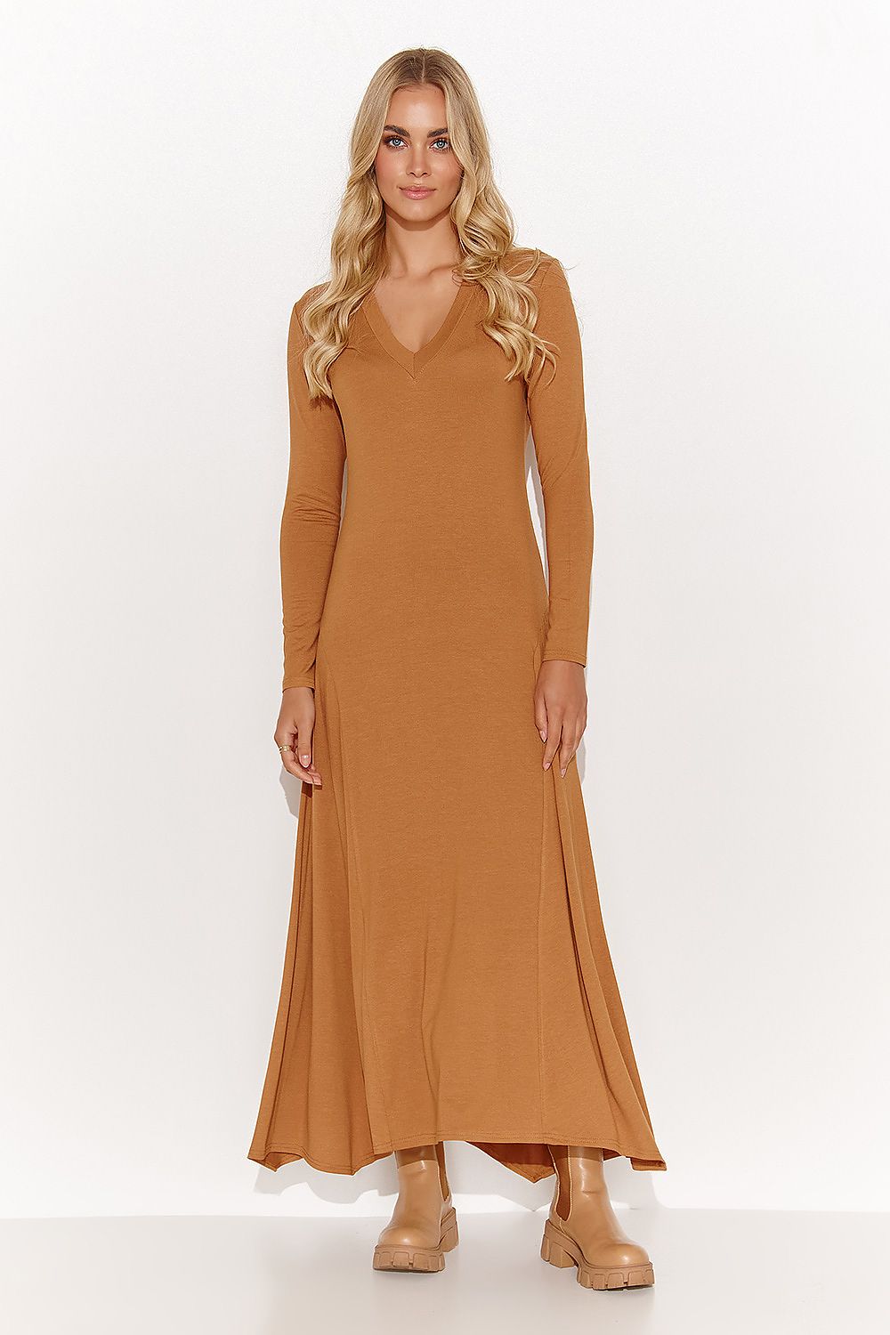 Stylish Long Sleeve Maxi Dress for Women with Elegant Neckline, perfect for comfort and movement. Ideal for any occasion.