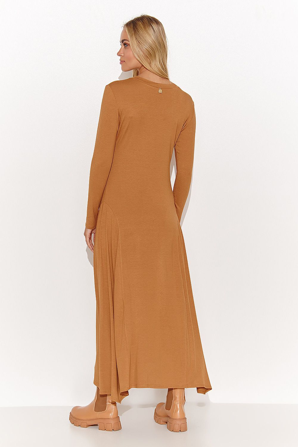 Long Sleeve Maxi Dress for Women with Elegant Neckline, featuring a fitted top and flared bottom for comfort and style.